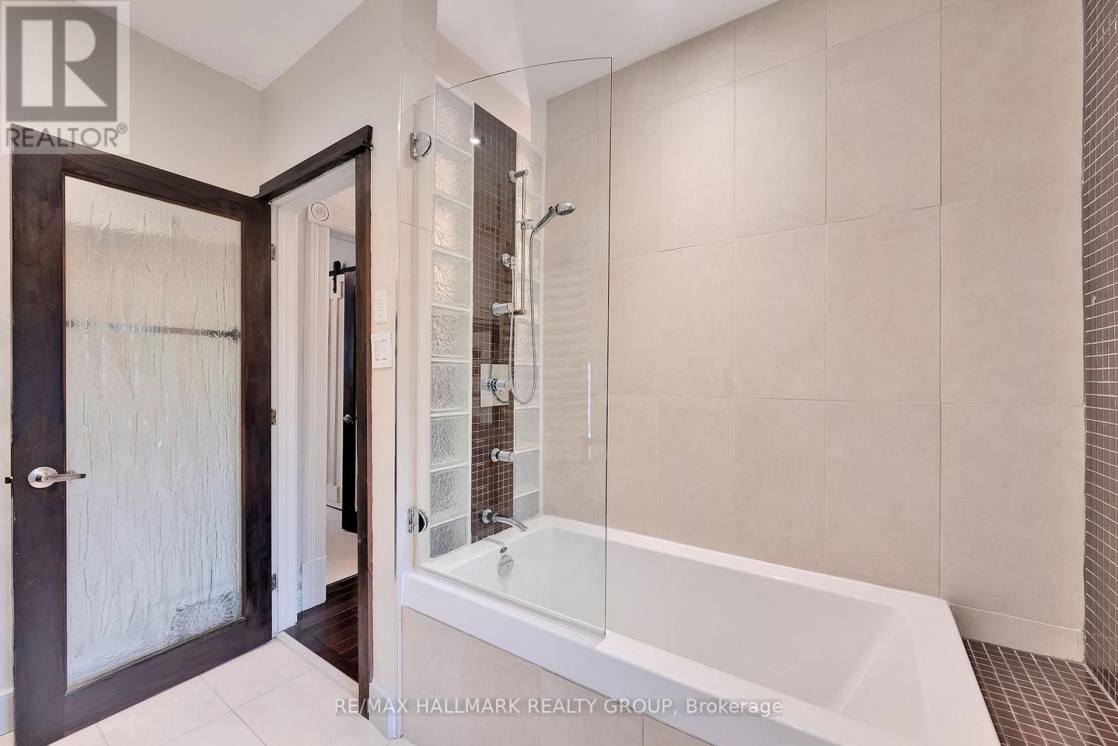 376 Lyon Street N, Ottawa, ON - Indoor Photo Showing Bathroom