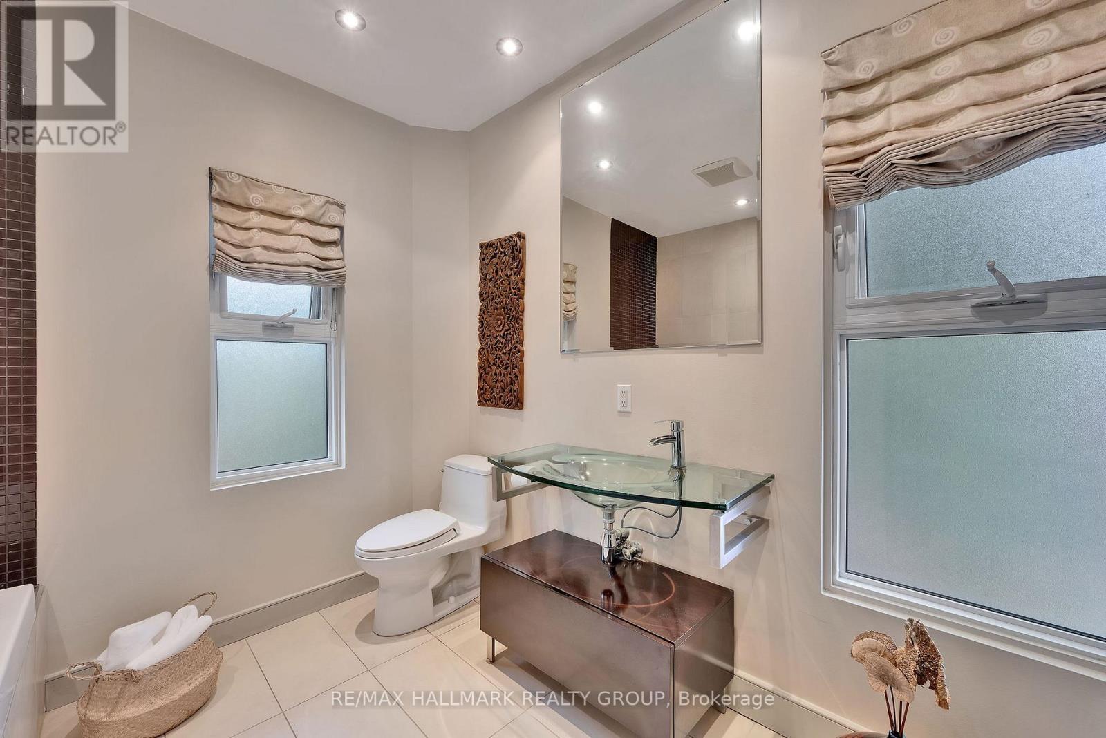 376 Lyon Street N, Ottawa, ON - Indoor Photo Showing Bathroom