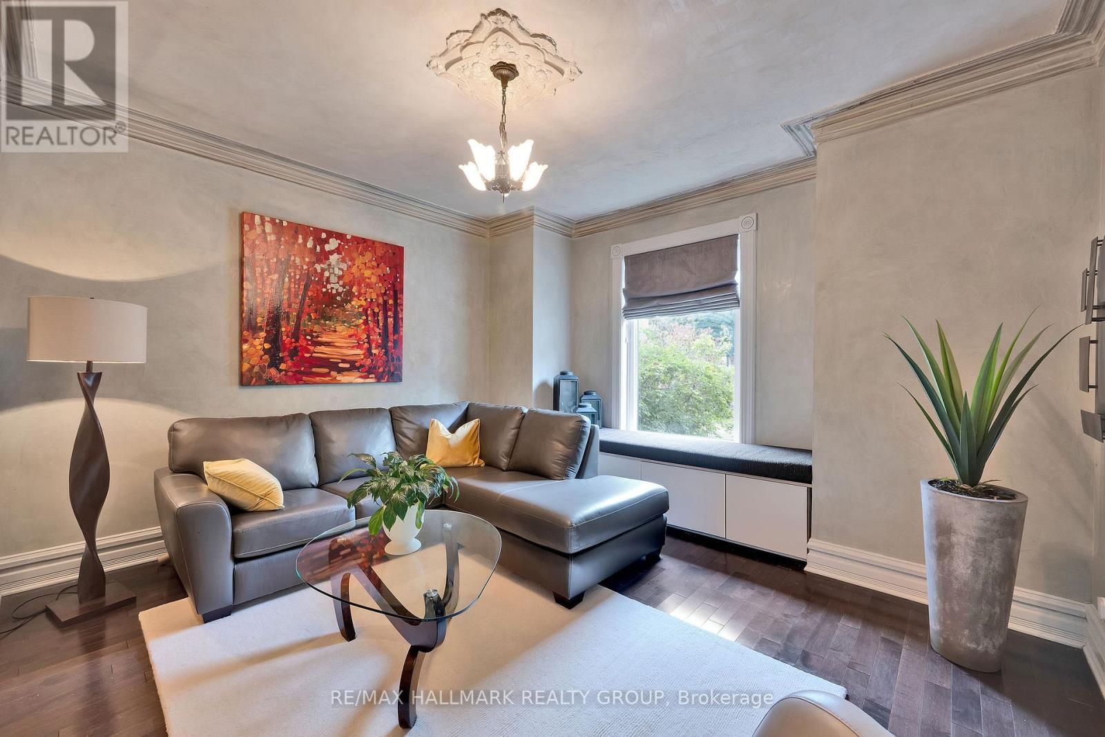376 Lyon Street N, Ottawa, ON - Indoor Photo Showing Living Room