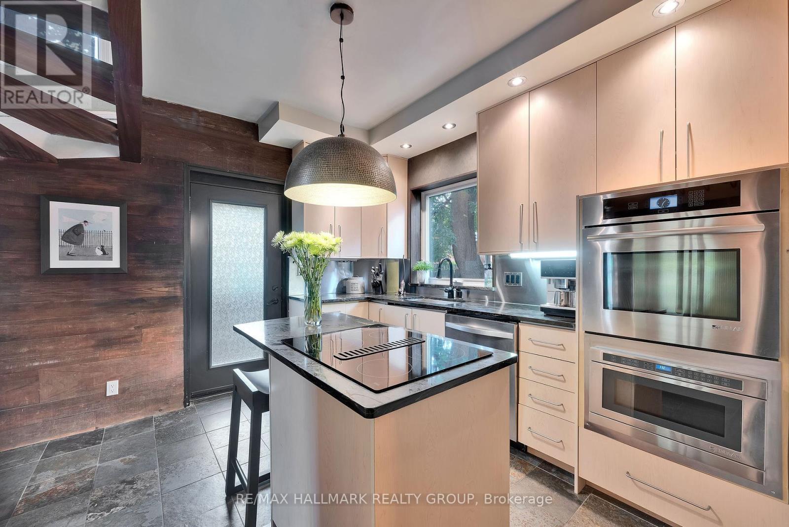 376 Lyon Street N, Ottawa, ON - Indoor Photo Showing Kitchen With Upgraded Kitchen