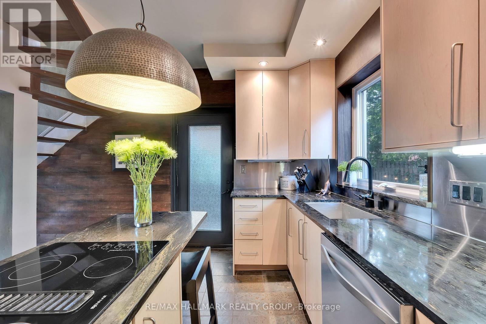 376 Lyon Street N, Ottawa, ON - Indoor Photo Showing Kitchen With Upgraded Kitchen