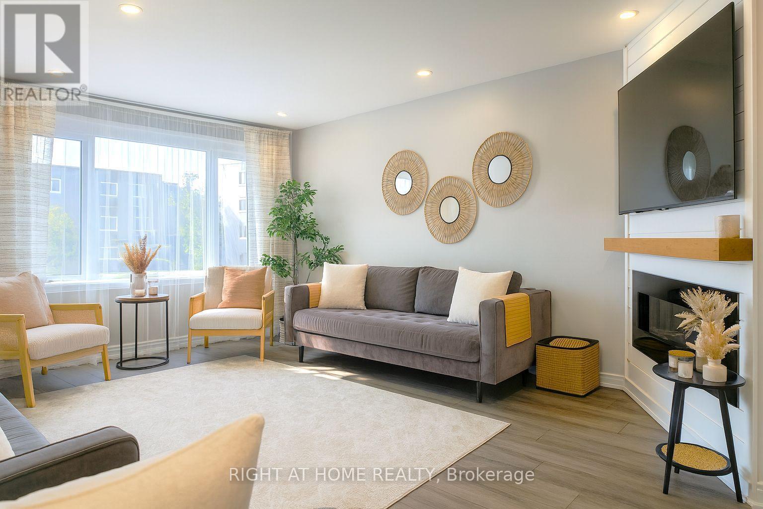 347 Zephyr Avenue, Ottawa, ON - Indoor Photo Showing Living Room