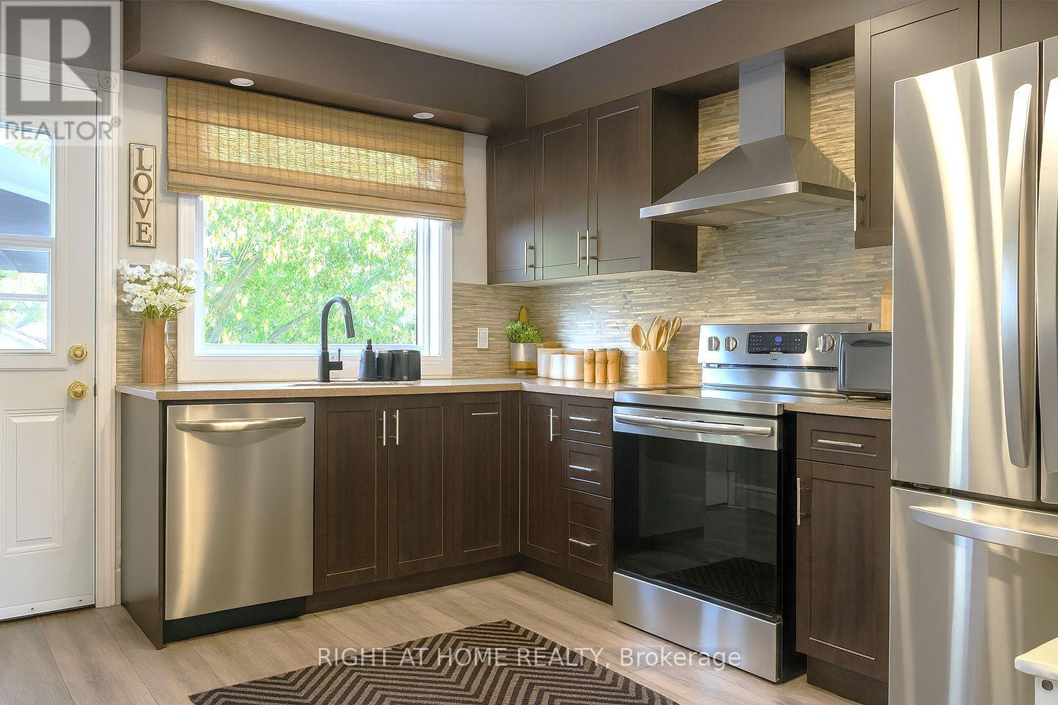 347 Zephyr Avenue, Ottawa, ON - Indoor Photo Showing Kitchen