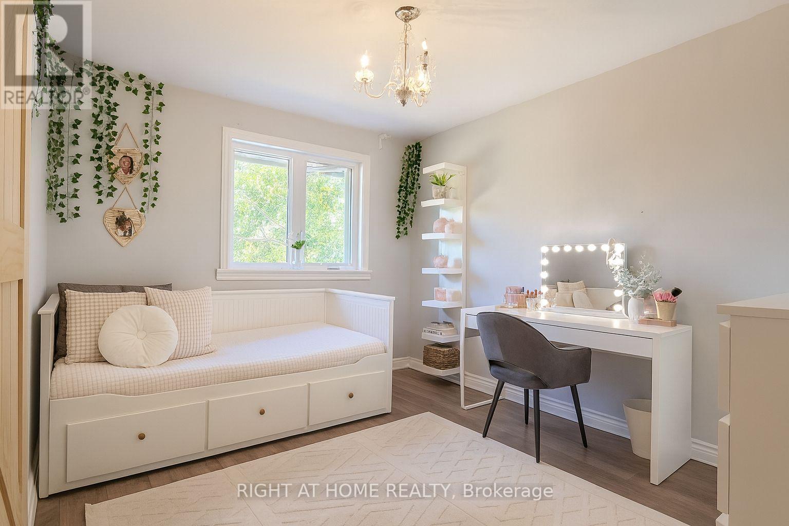 347 Zephyr Avenue, Ottawa, ON - Indoor Photo Showing Bedroom