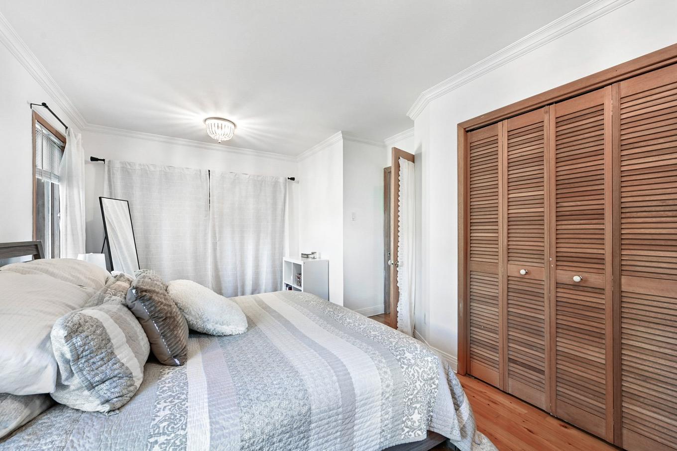Chambre à coucher principale - 414 Boul. D'Iberville, Saint-Jean-Sur-Richelieu, QC - Indoor Photo Showing Bedroom