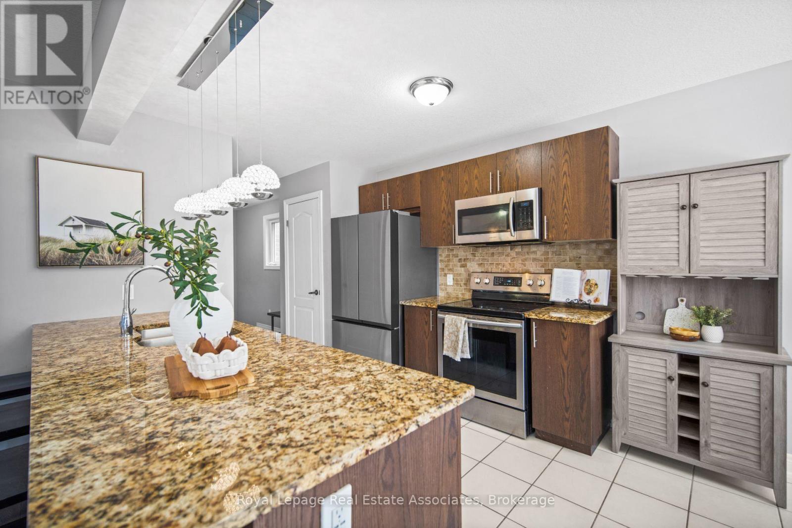 439 Moorlands Crescent, Kitchener, ON - Indoor Photo Showing Kitchen