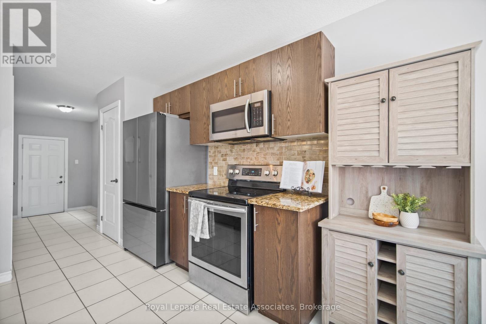 439 Moorlands Crescent, Kitchener, ON - Indoor Photo Showing Kitchen