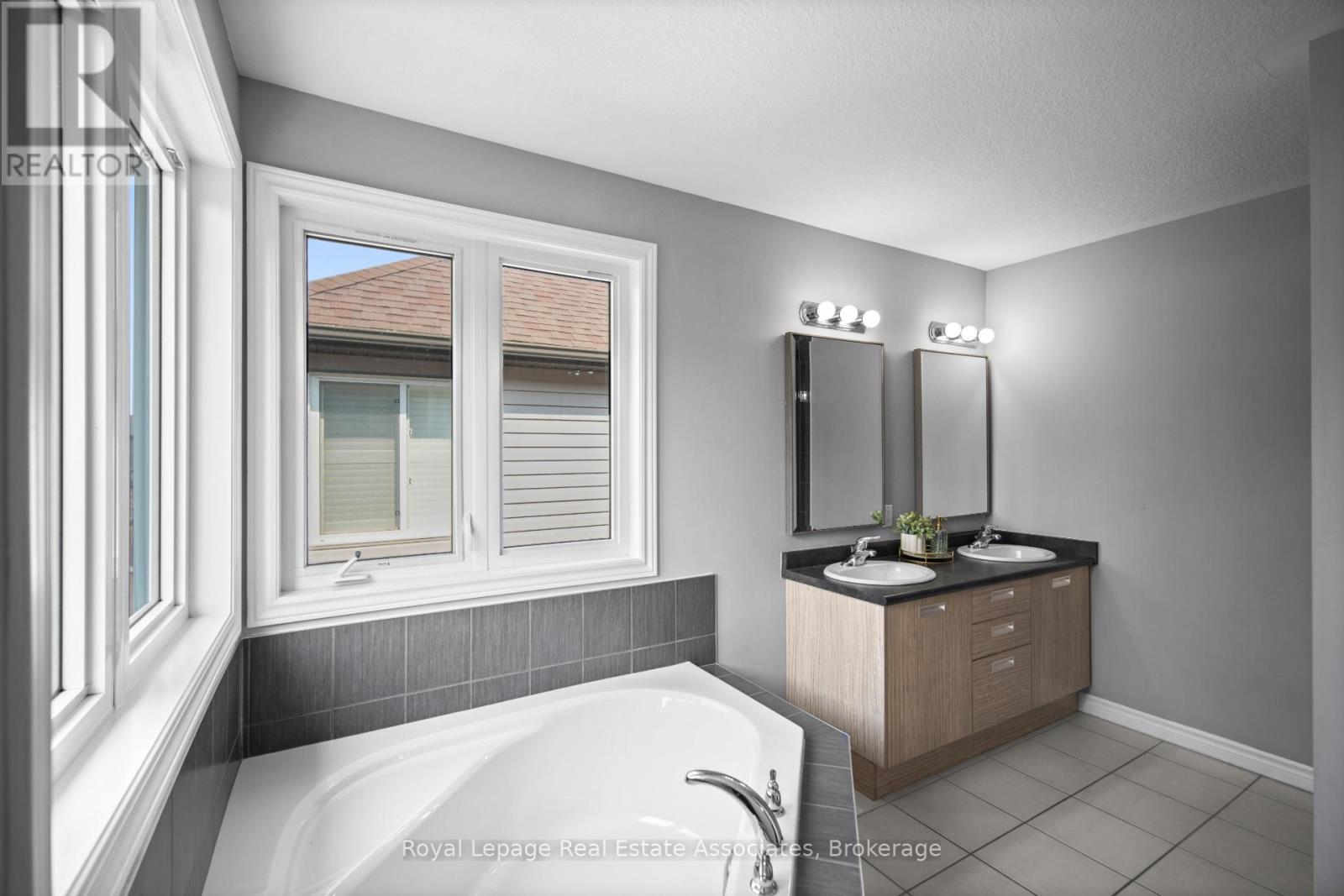 439 Moorlands Crescent, Kitchener, ON - Indoor Photo Showing Bathroom