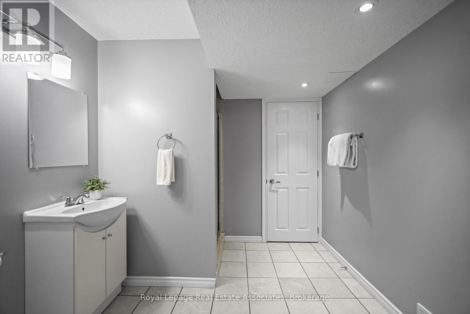 439 Moorlands Crescent, Kitchener, ON - Indoor Photo Showing Bathroom