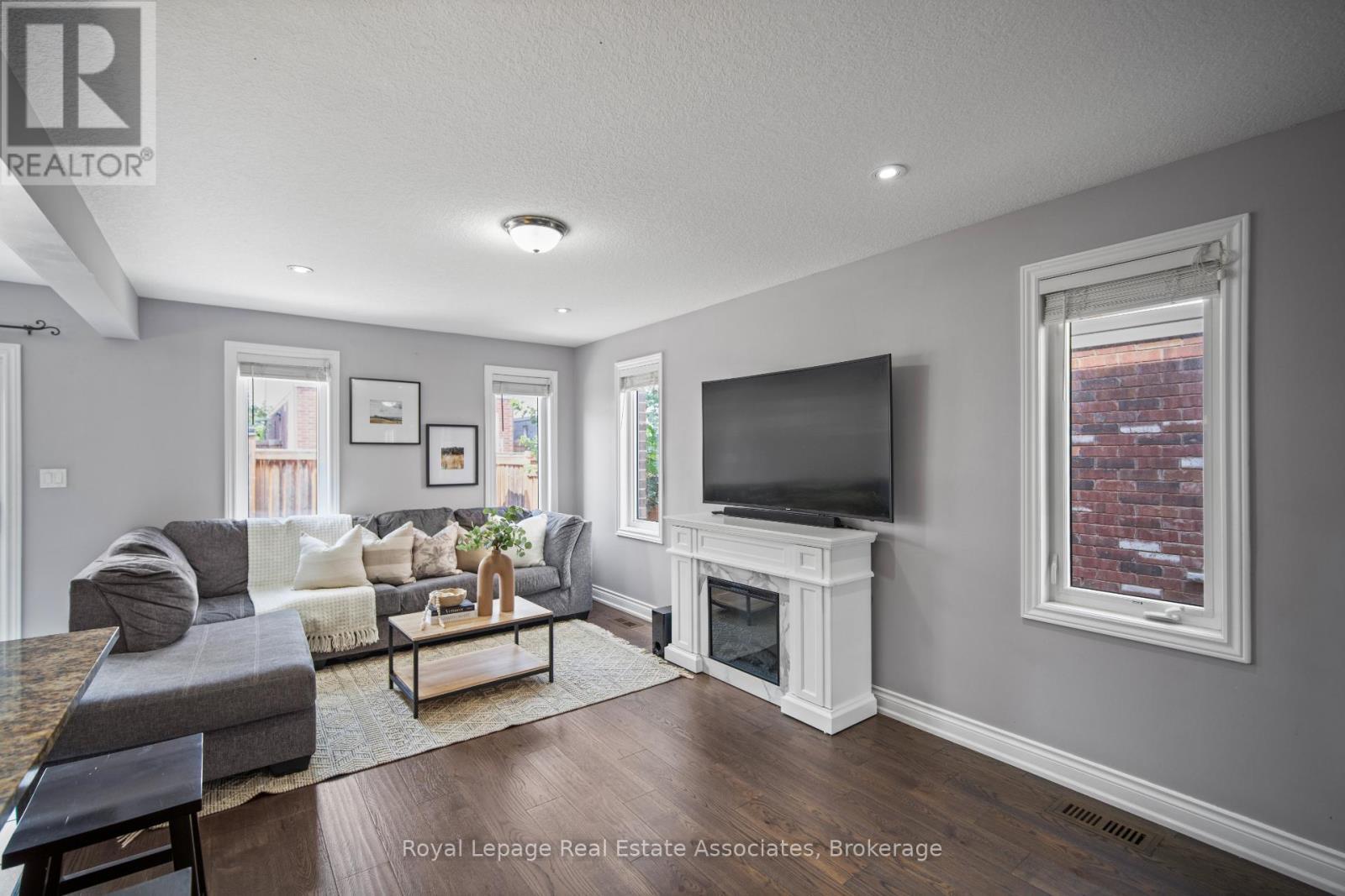 439 Moorlands Crescent, Kitchener, ON - Indoor Photo Showing Living Room