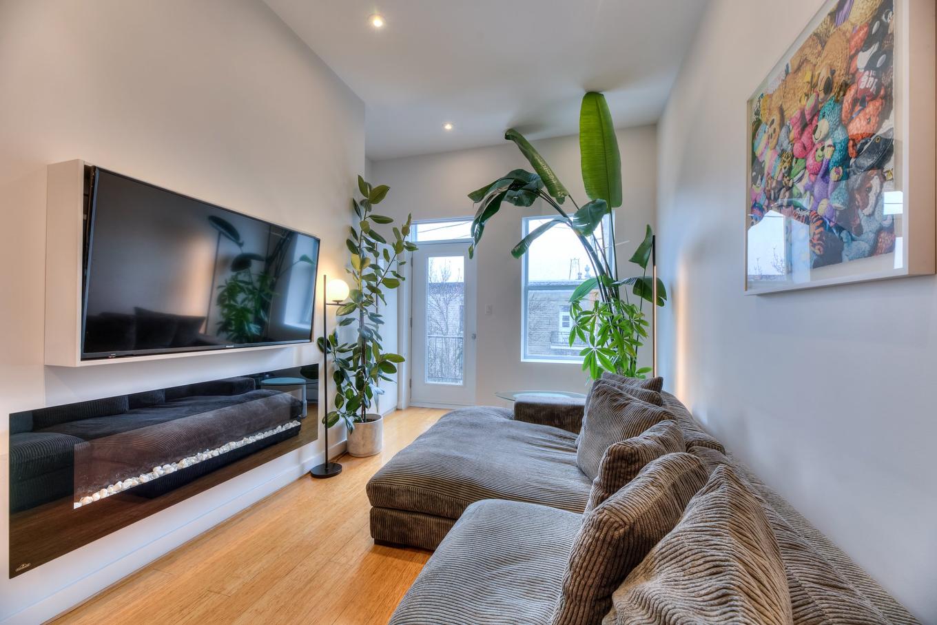 Salon - 1438 Rue Joliette, Montréal (Mercier/Hochelaga-Maisonneuve), QC - Indoor Photo Showing Living Room With Fireplace