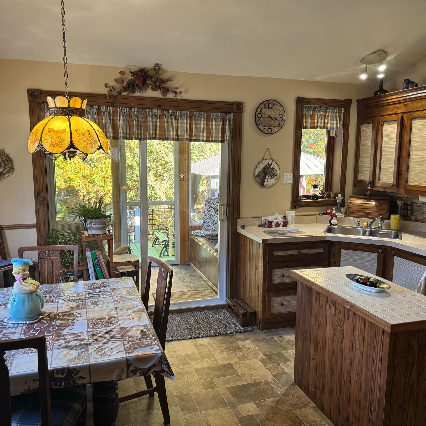 Cuisine - 291 Ch. De La Coureuse, Saint-Mathieu-Du-Parc, QC - Indoor Photo Showing Dining Room