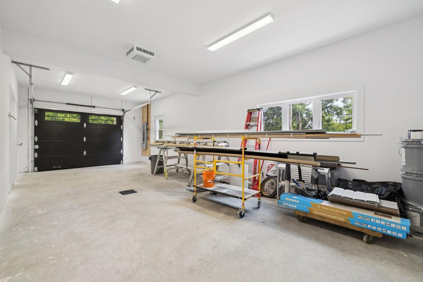 Garage - 66 Ch. Des Lueurs, Val-Des-Monts, QC - Indoor Photo Showing Garage