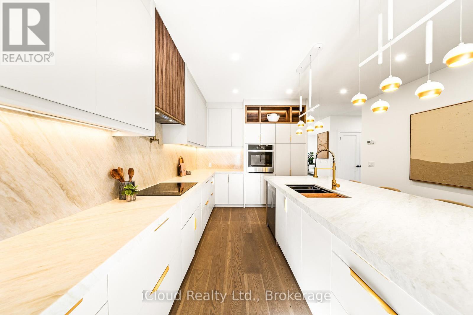 1140 Ogden Avenue, Mississauga, ON - Indoor Photo Showing Kitchen With Upgraded Kitchen
