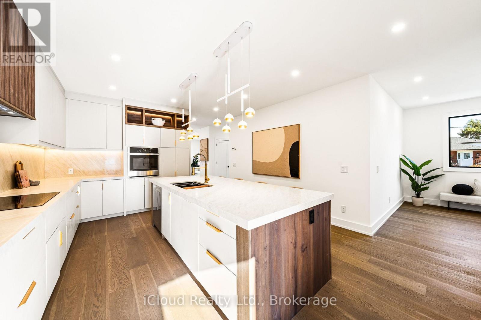1140 Ogden Avenue, Mississauga, ON - Indoor Photo Showing Kitchen With Upgraded Kitchen