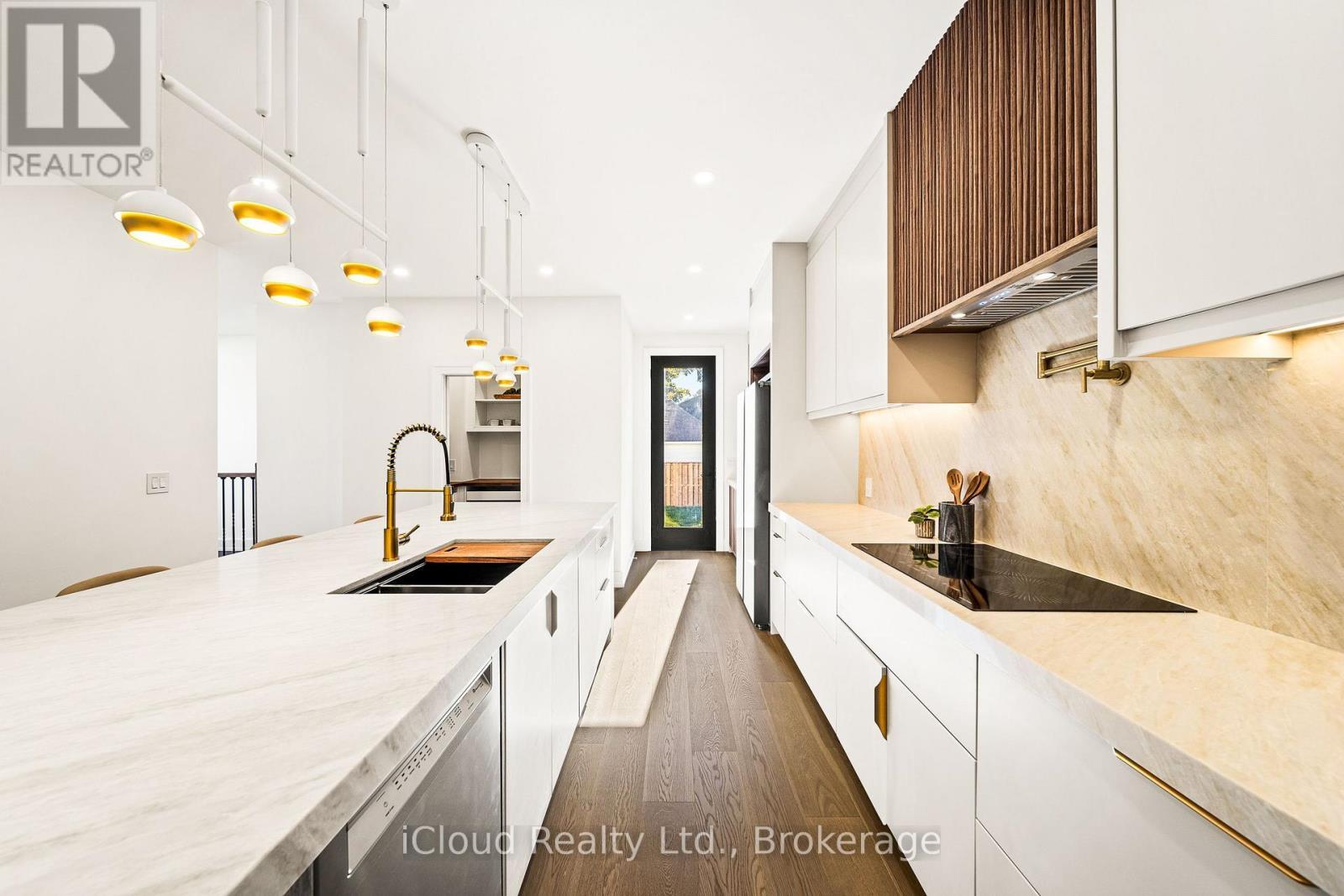 1140 Ogden Avenue, Mississauga, ON - Indoor Photo Showing Kitchen With Double Sink With Upgraded Kitchen