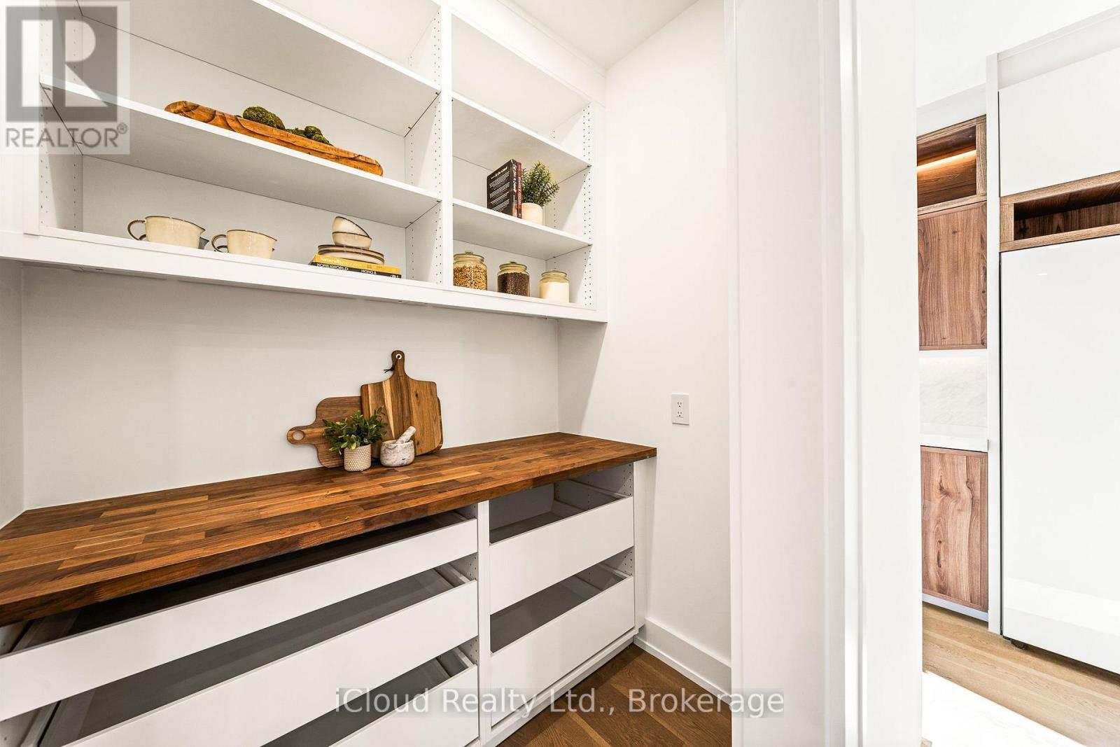 1140 Ogden Avenue, Mississauga, ON - Indoor With Storage