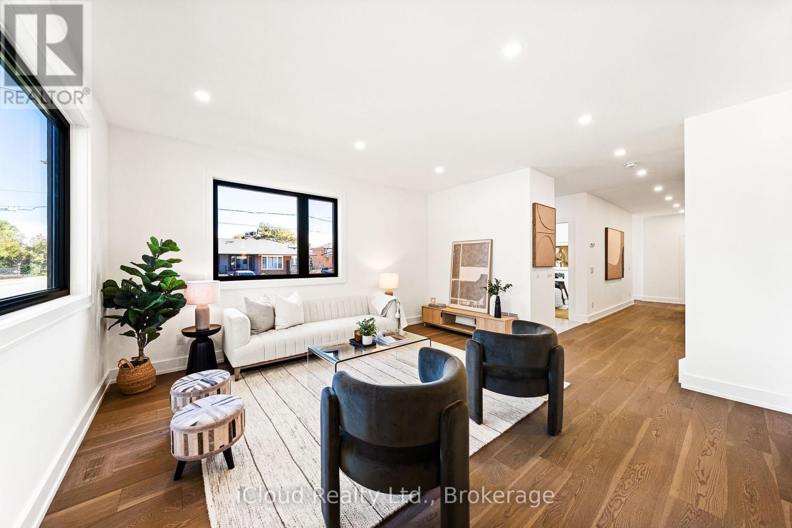 1140 Ogden Avenue, Mississauga, ON - Indoor Photo Showing Living Room