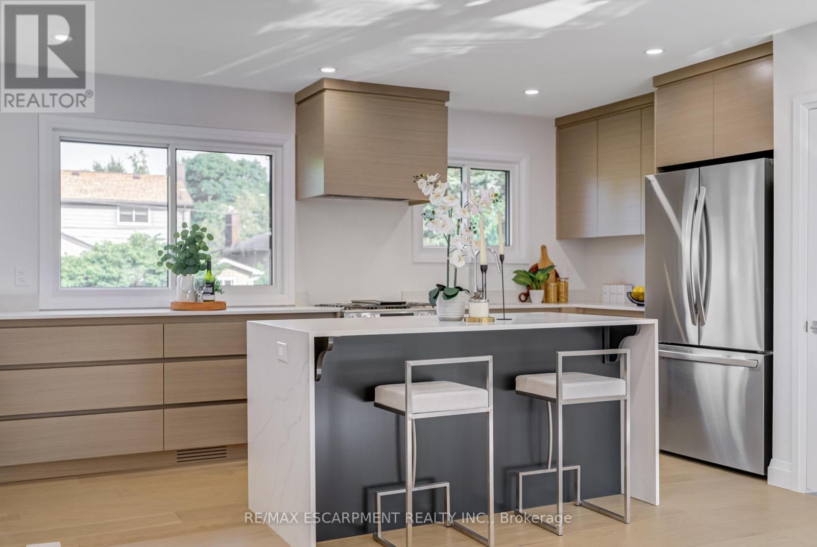 13 Skyland Drive, Hamilton, ON - Indoor Photo Showing Kitchen With Upgraded Kitchen