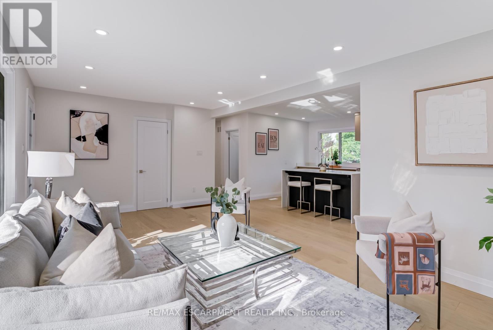 13 Skyland Drive, Hamilton, ON - Indoor Photo Showing Living Room