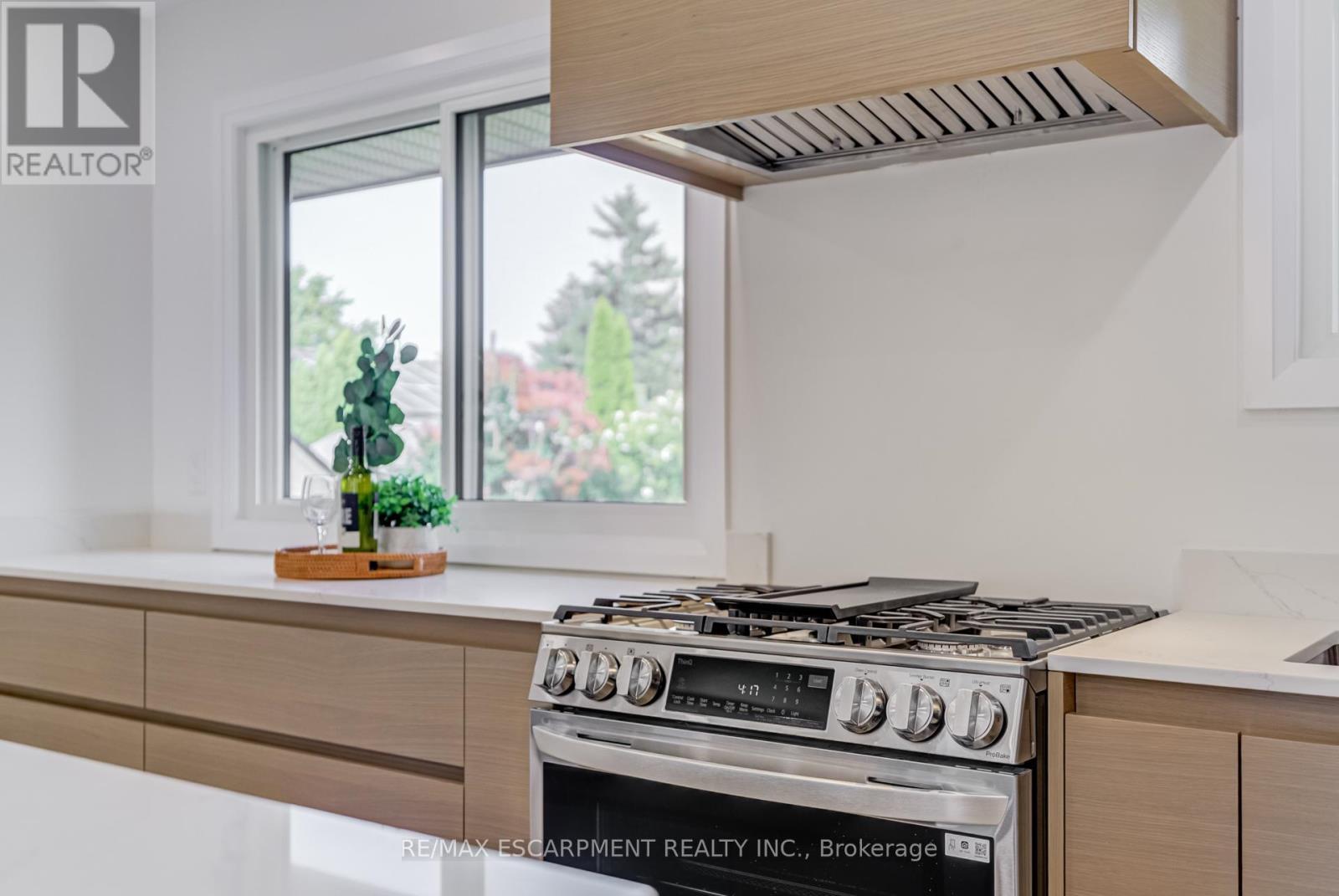 13 Skyland Drive, Hamilton, ON - Indoor Photo Showing Kitchen