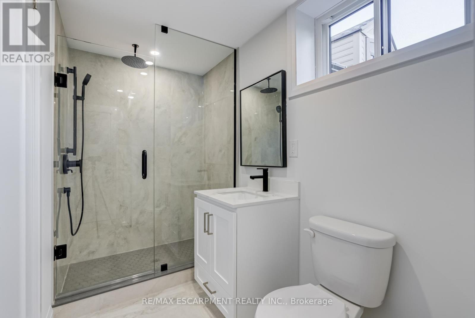 13 Skyland Drive, Hamilton, ON - Indoor Photo Showing Bathroom