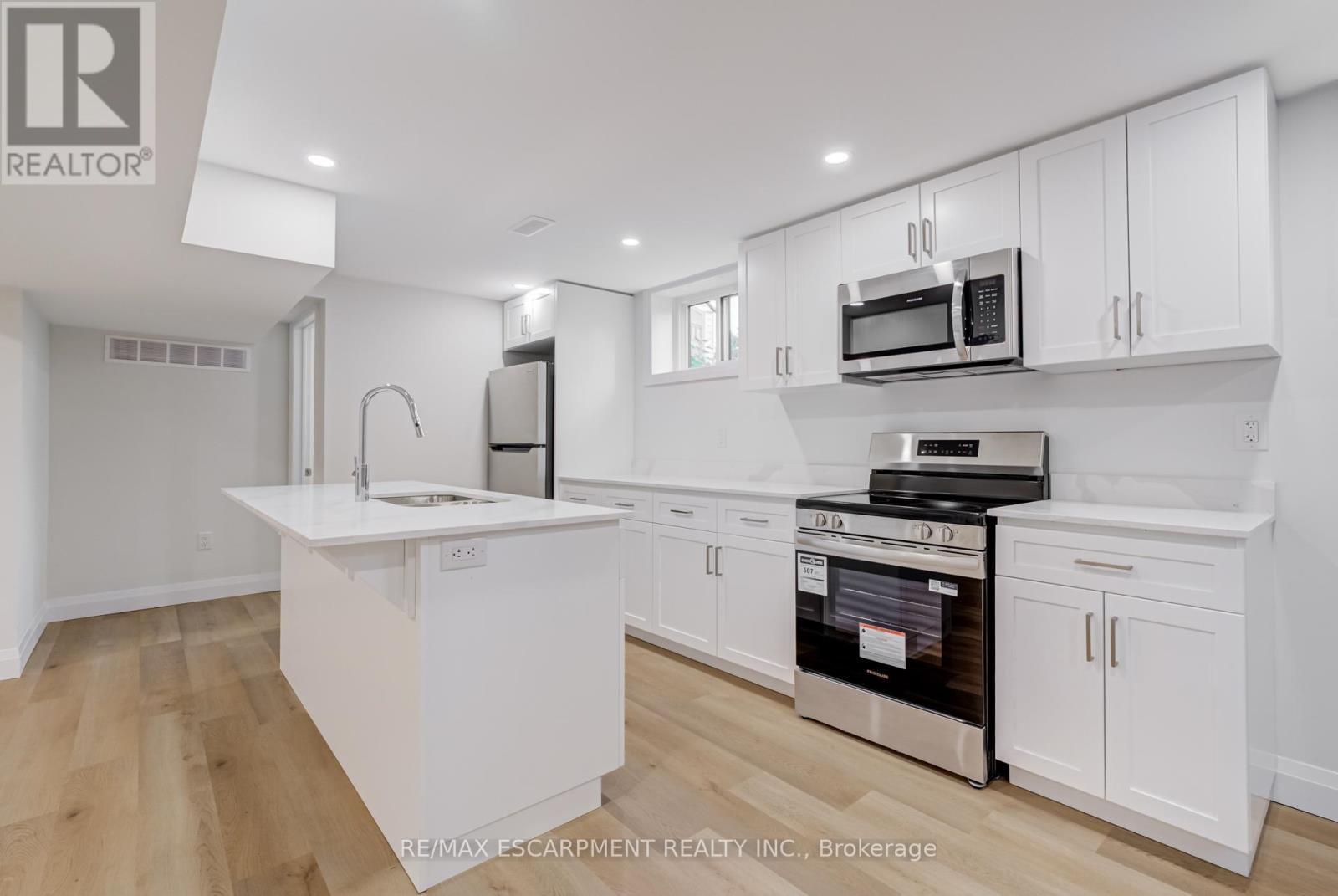 13 Skyland Drive, Hamilton, ON - Indoor Photo Showing Kitchen With Upgraded Kitchen