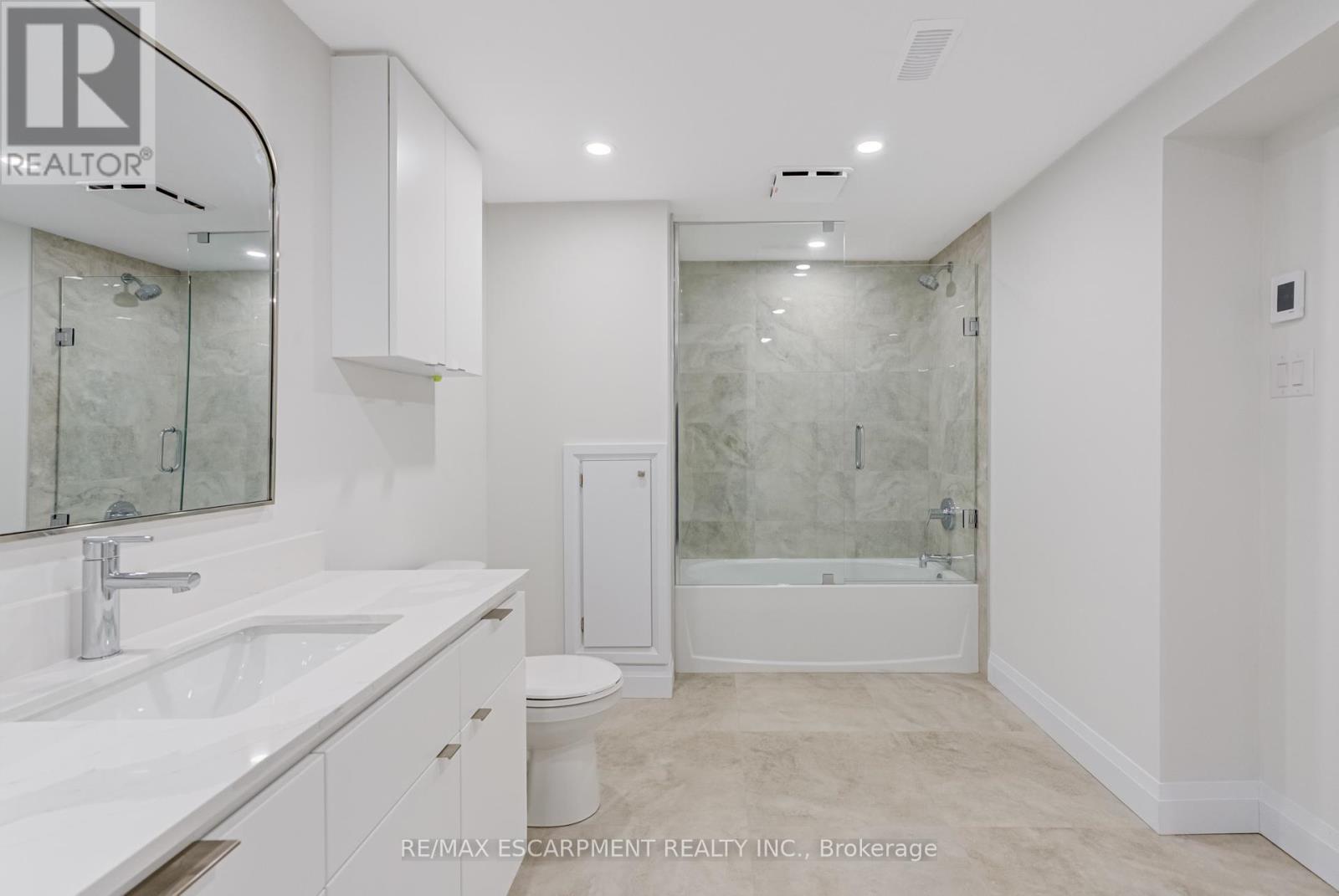 13 Skyland Drive, Hamilton, ON - Indoor Photo Showing Bathroom