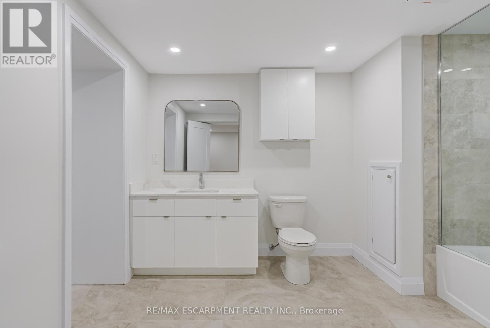 13 Skyland Drive, Hamilton, ON - Indoor Photo Showing Bathroom