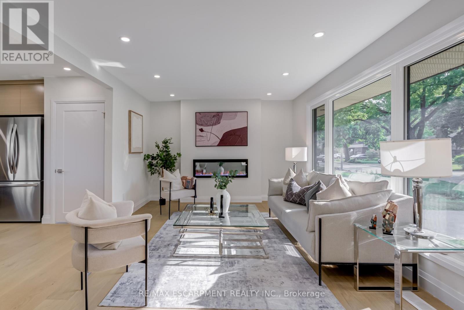 13 Skyland Drive, Hamilton, ON - Indoor Photo Showing Living Room