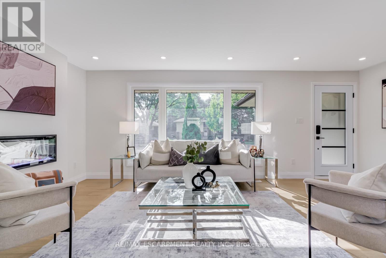 13 Skyland Drive, Hamilton, ON - Indoor Photo Showing Living Room