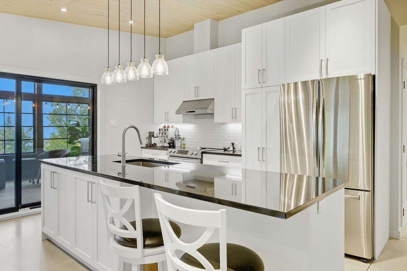 Cuisine - 2207 Ch. Du Golf, Sainte-Lucie-Des-Laurentides, QC - Indoor Photo Showing Kitchen With Upgraded Kitchen