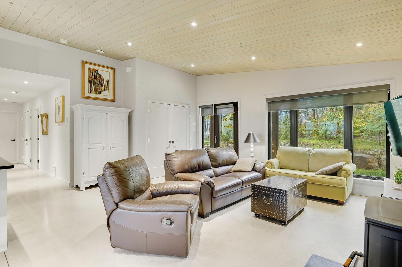 Salon - 2207 Ch. Du Golf, Sainte-Lucie-Des-Laurentides, QC - Indoor Photo Showing Living Room