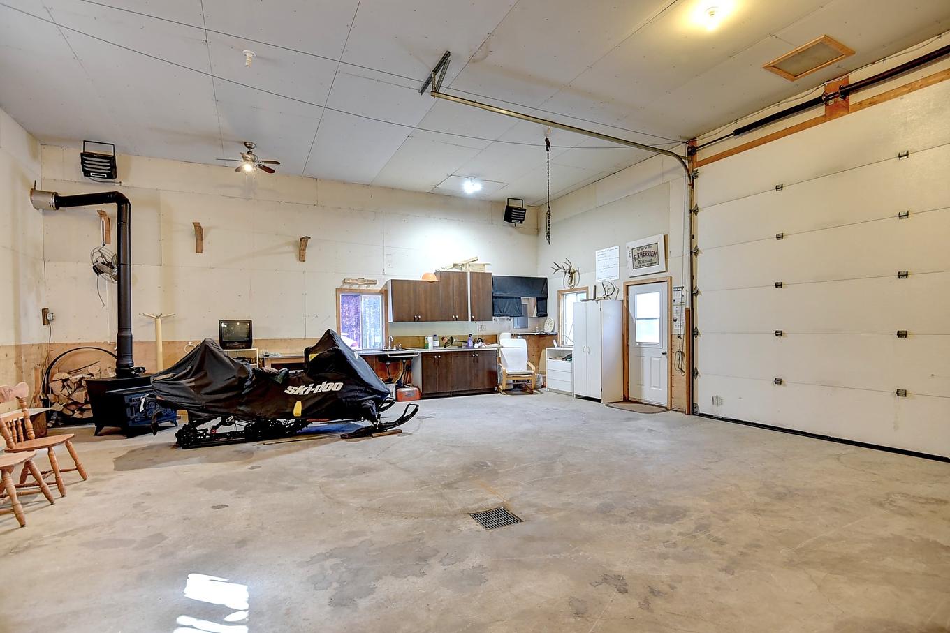 Garage - 172 Ch. Du Domaine, Saint-Michel-Des-Saints, QC - Indoor Photo Showing Garage