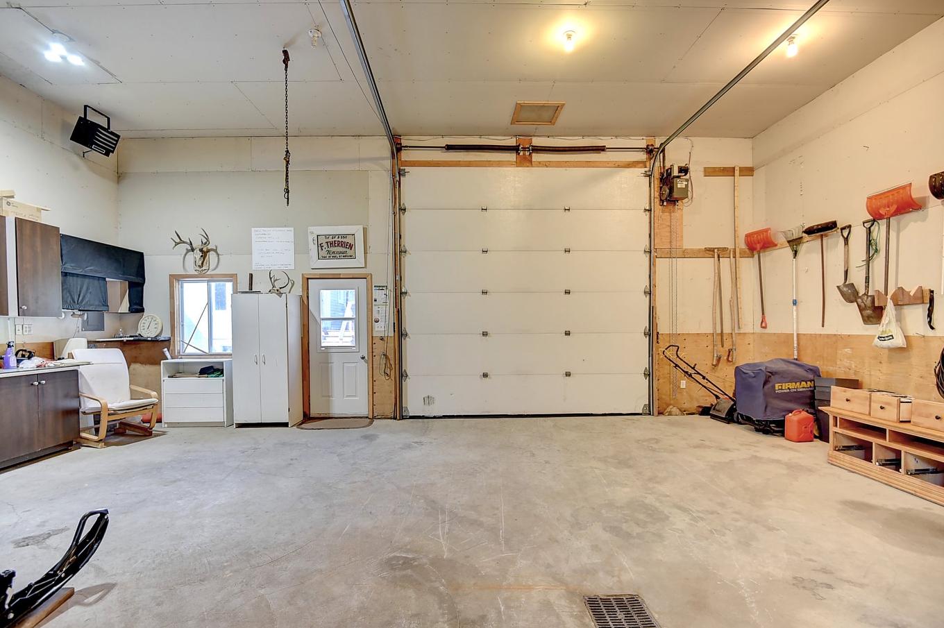 Garage - 172 Ch. Du Domaine, Saint-Michel-Des-Saints, QC - Indoor Photo Showing Garage