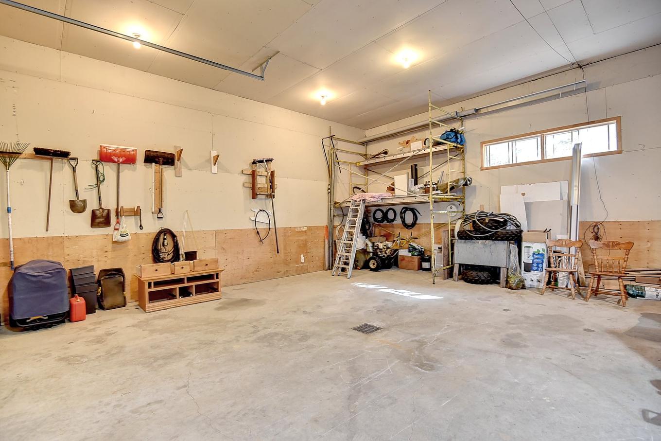 Garage - 172 Ch. Du Domaine, Saint-Michel-Des-Saints, QC - Indoor Photo Showing Garage