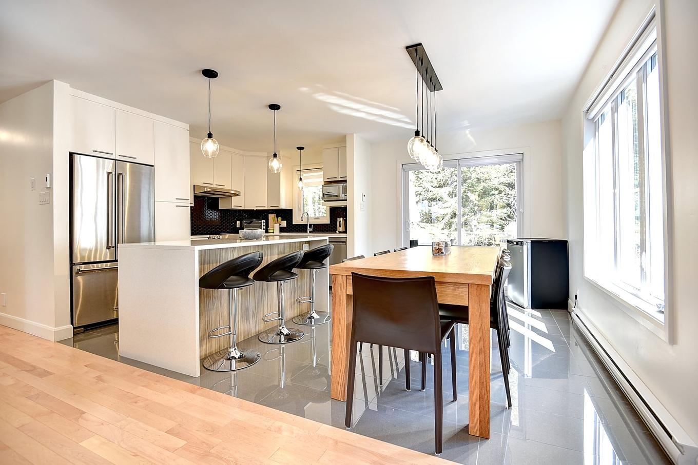 Dining room - 172 Ch. Du Domaine, Saint-Michel-Des-Saints, QC - Indoor Photo Showing Kitchen With Upgraded Kitchen