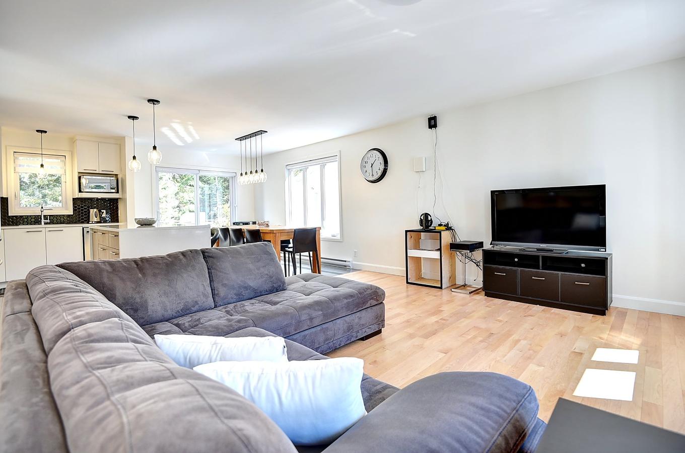 Living room - 172 Ch. Du Domaine, Saint-Michel-Des-Saints, QC - Indoor Photo Showing Living Room