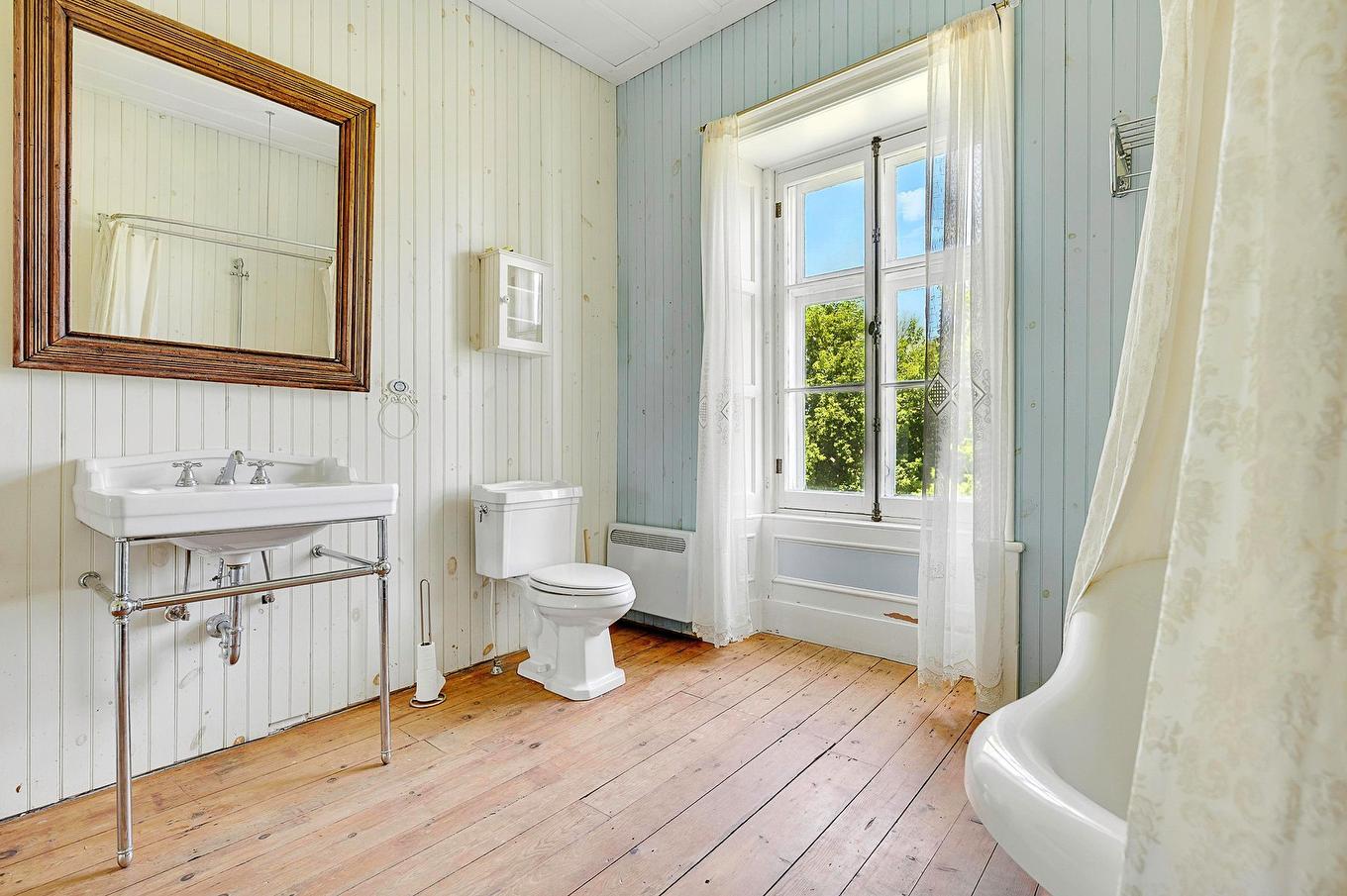 Bathroom - 10090 Rue St-Vincent, Mirabel, QC - Indoor Photo Showing Bathroom