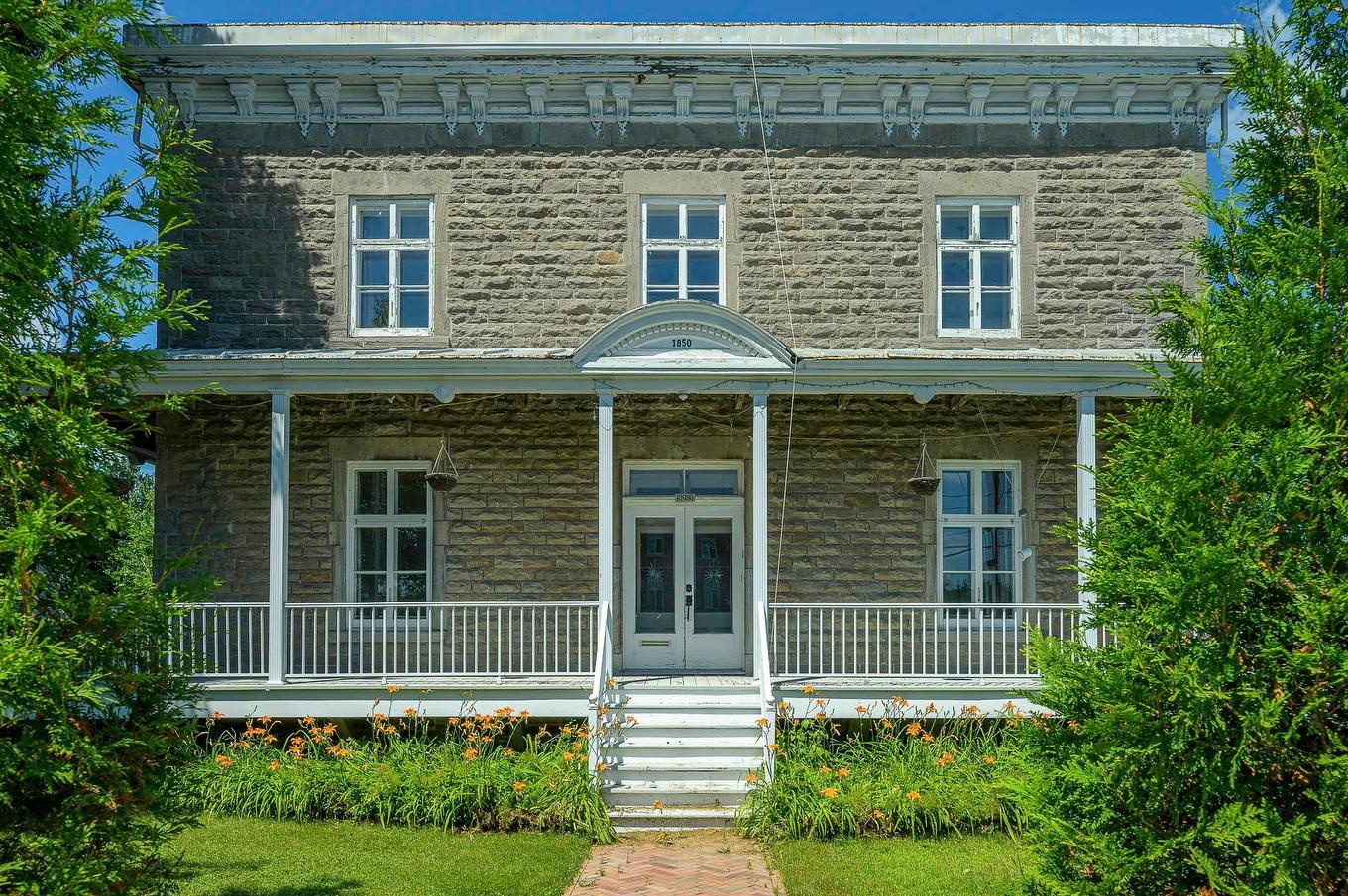 Frontage - 10090 Rue St-Vincent, Mirabel, QC - Outdoor With Deck Patio Veranda