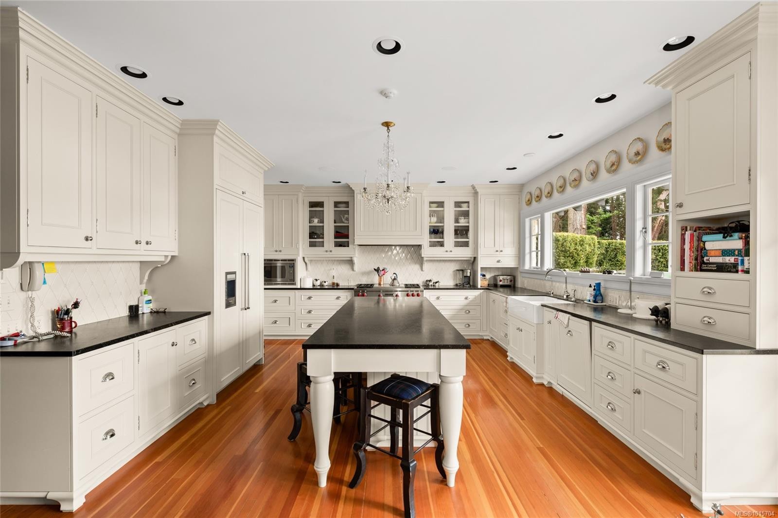 605 Senanus Dr, Central Saanich, BC