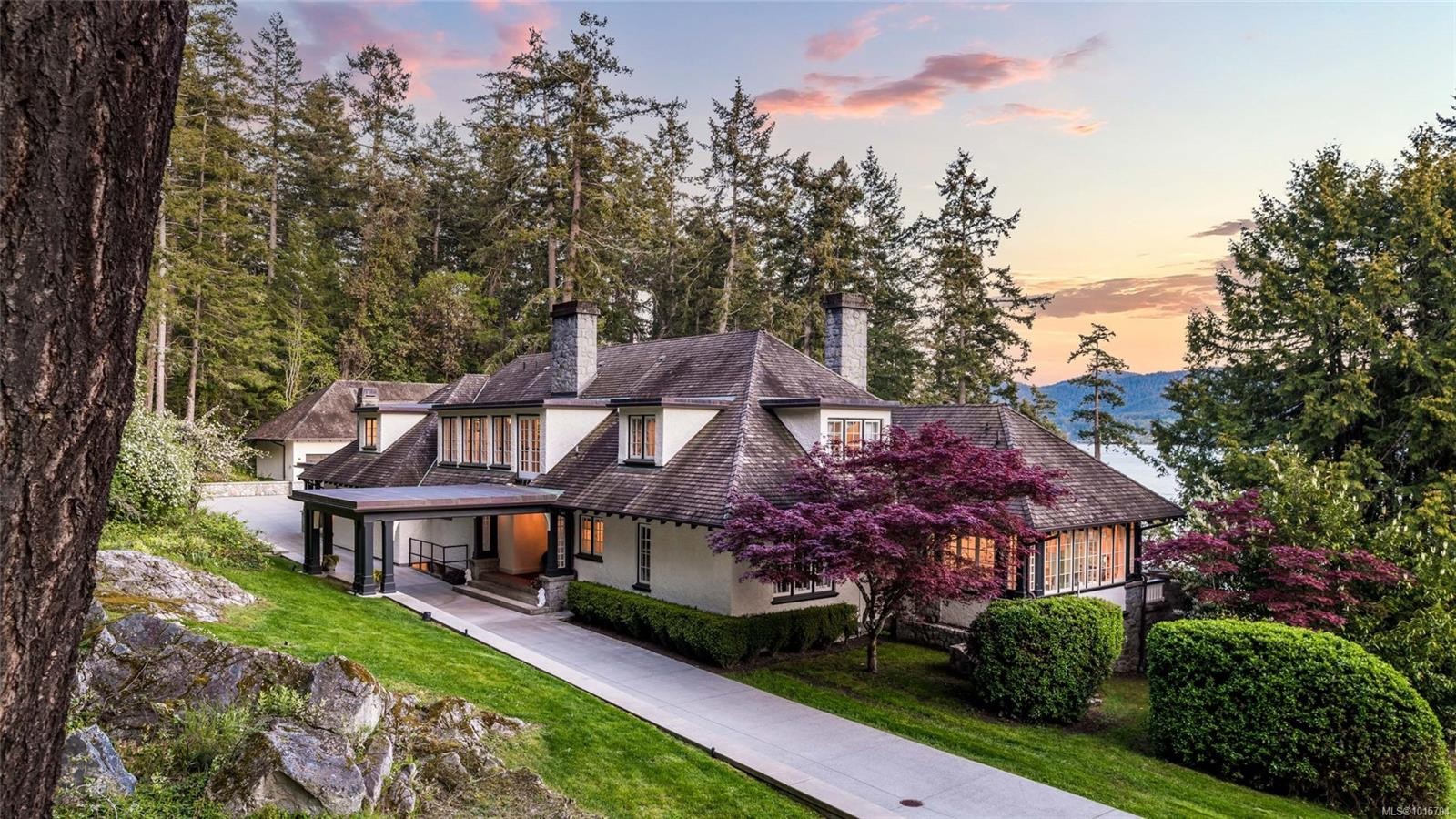 605 Senanus Dr, Central Saanich, BC