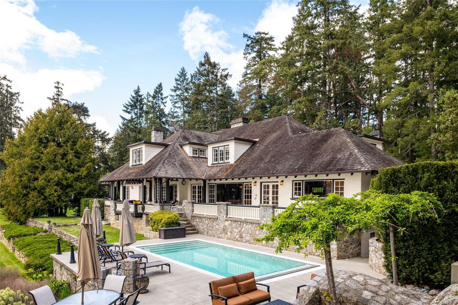 605 Senanus Dr, Central Saanich, BC