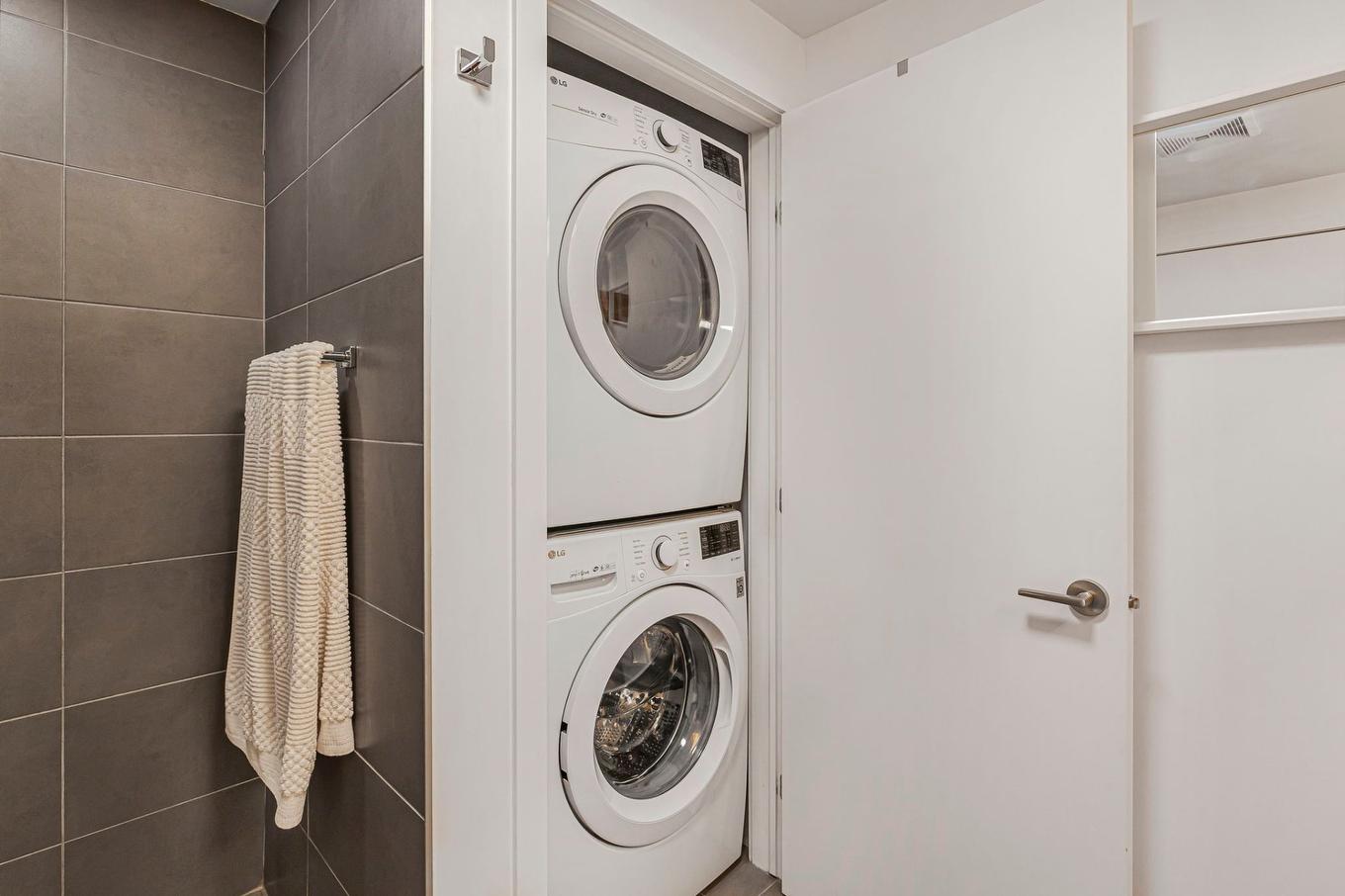 Salle de bains - 1702-195 Rue Peel, Montréal (Le Sud-Ouest), QC - Indoor Photo Showing Laundry Room