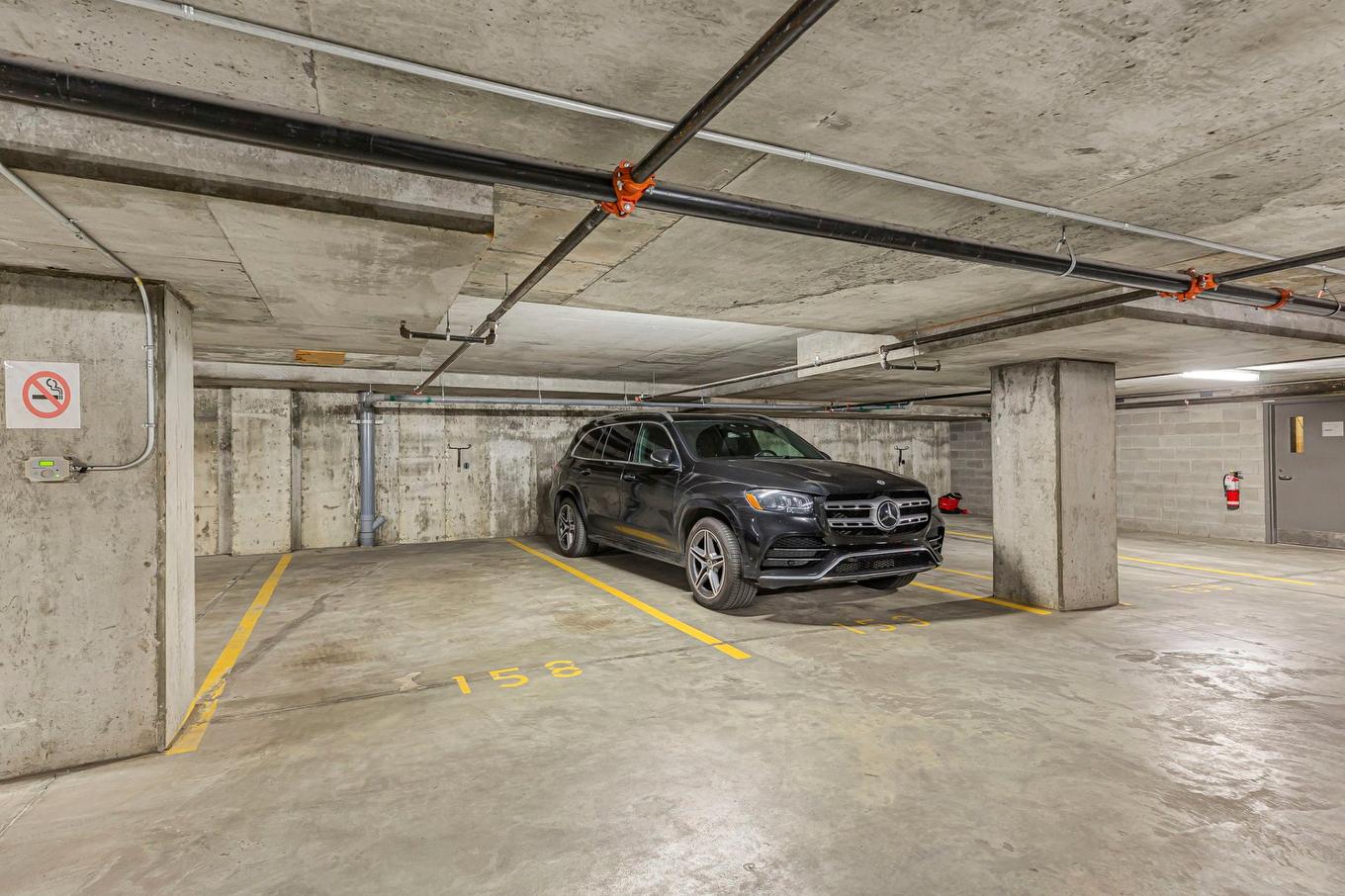 Garage - 1702-195 Rue Peel, Montréal (Le Sud-Ouest), QC - Indoor Photo Showing Garage