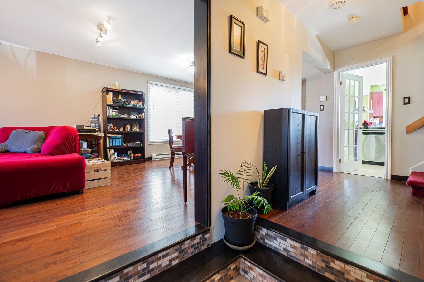 Den - 3940 Rue Ovide, Brossard, QC - Indoor