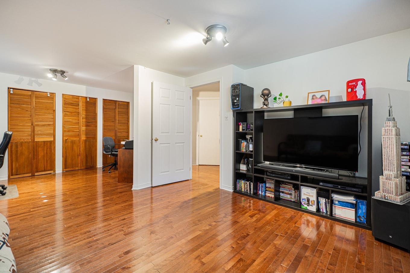 Family room - 3940 Rue Ovide, Brossard, QC - Indoor Photo Showing Living Room