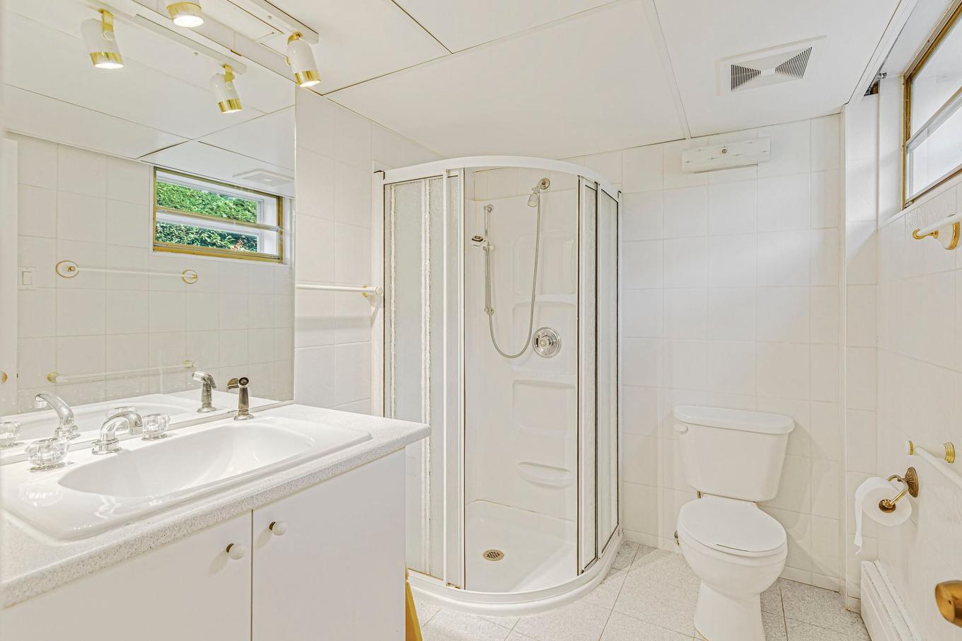 Bathroom - 1885 Crois. Surrey, Mont-Royal, QC - Indoor Photo Showing Bathroom