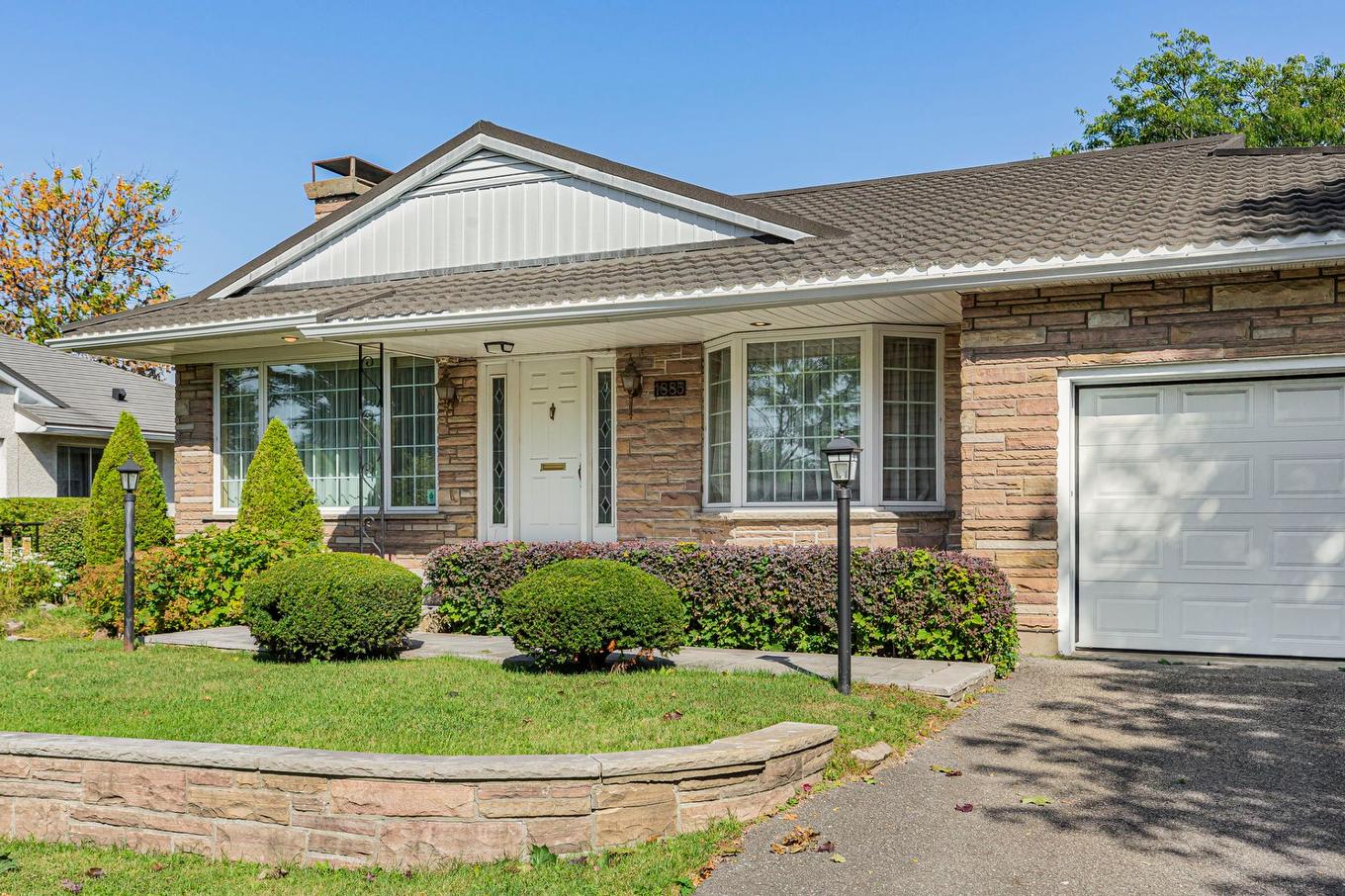 Frontage - 1885 Crois. Surrey, Mont-Royal, QC - Outdoor