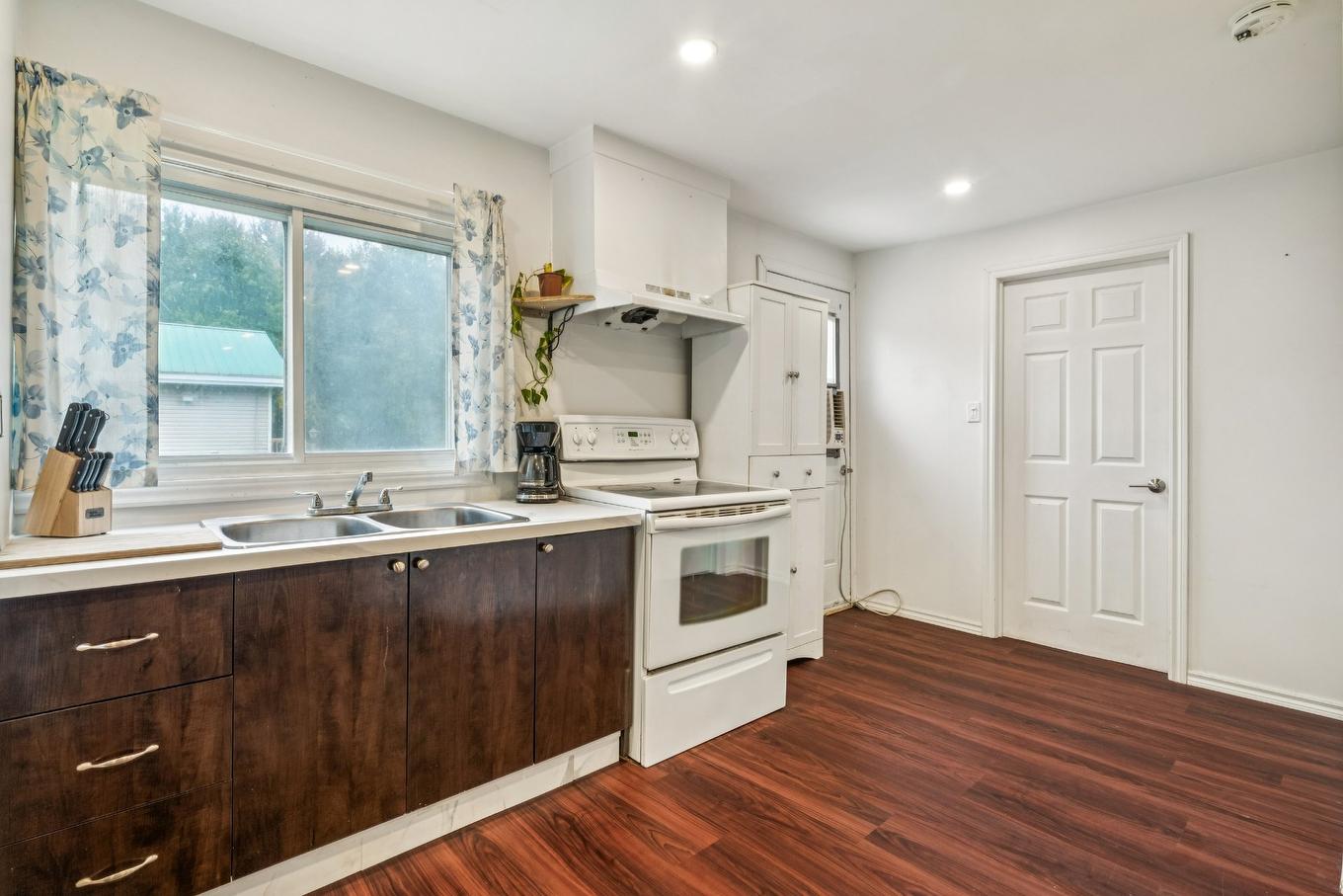 Kitchen - 48 Rue Ginette, Noyan, QC - Indoor Photo Showing Kitchen With Double Sink